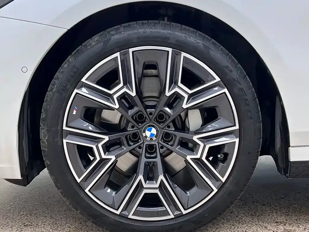BMW 5 Series 2025 из CN, фото 9