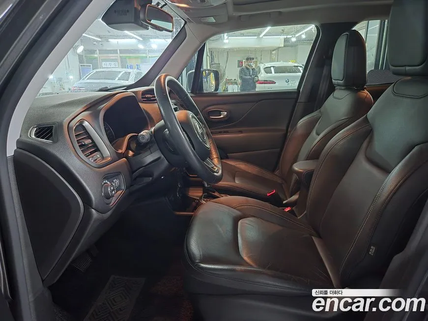 Jeep Renegade — фото 10