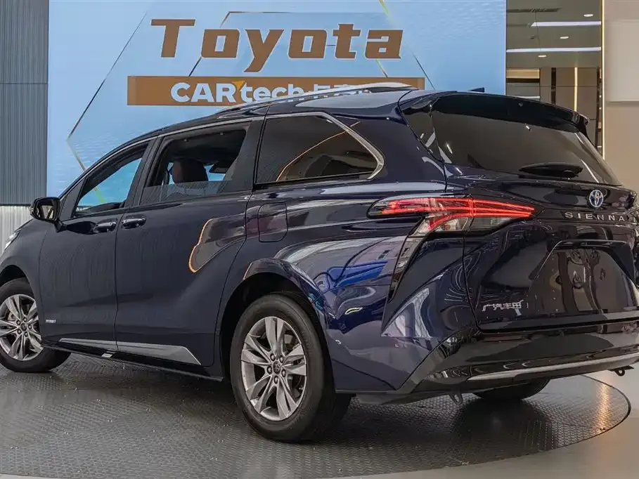 Toyota Sienna — фото 10