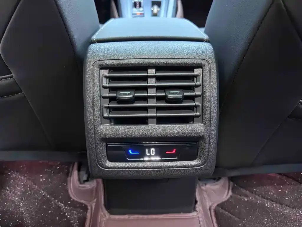 Volkswagen Golf 2023 из CN, фото 10