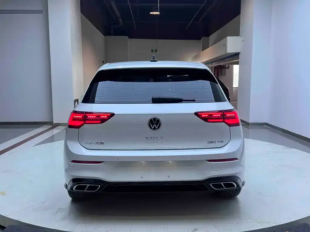 Volkswagen Golf 2023 из CN, фото 2