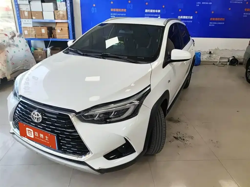 Toyota Yaris L — фото 1