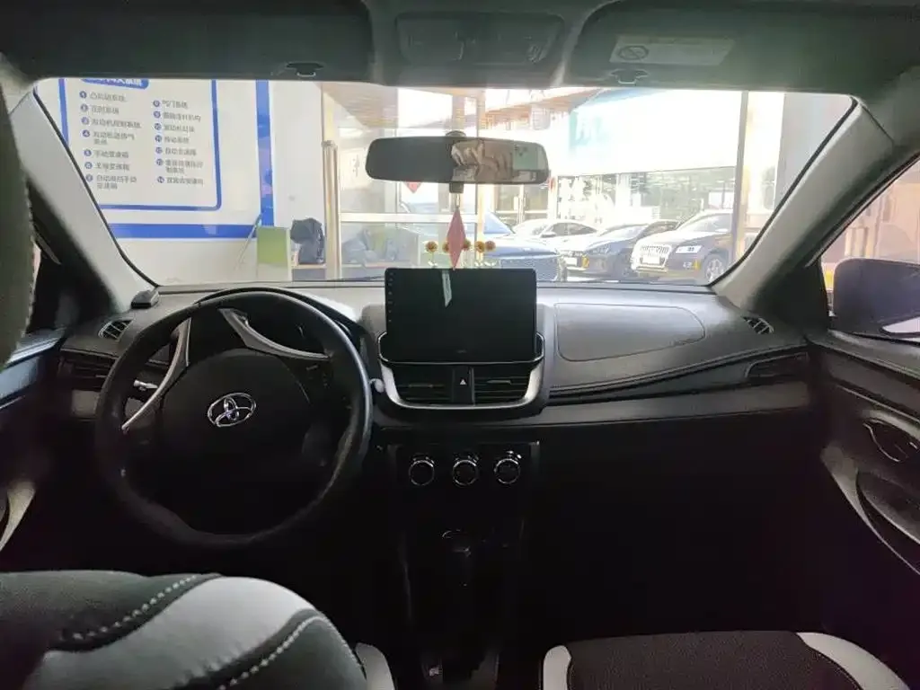 Toyota Yaris L — фото 4