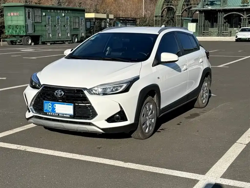Toyota Yaris L — фото 1