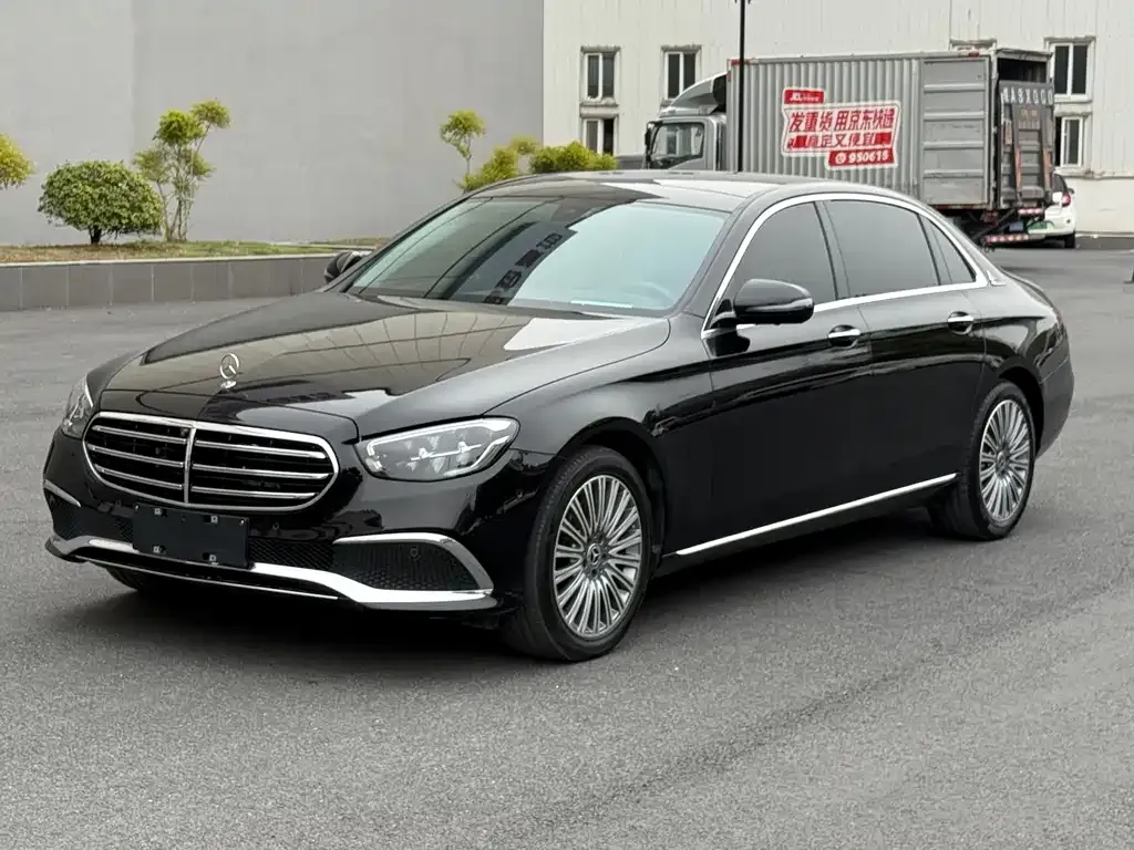 Mercedes-Benz E-Class — фото 1