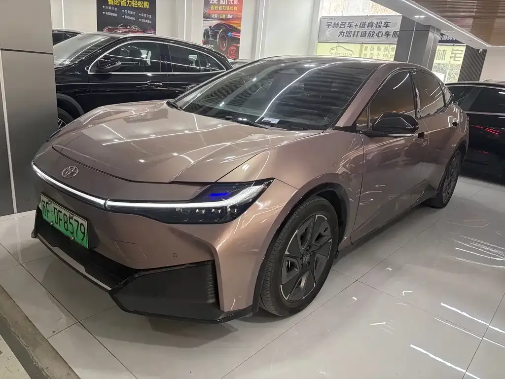 Toyota bZ3 2023 из CN, фото 1