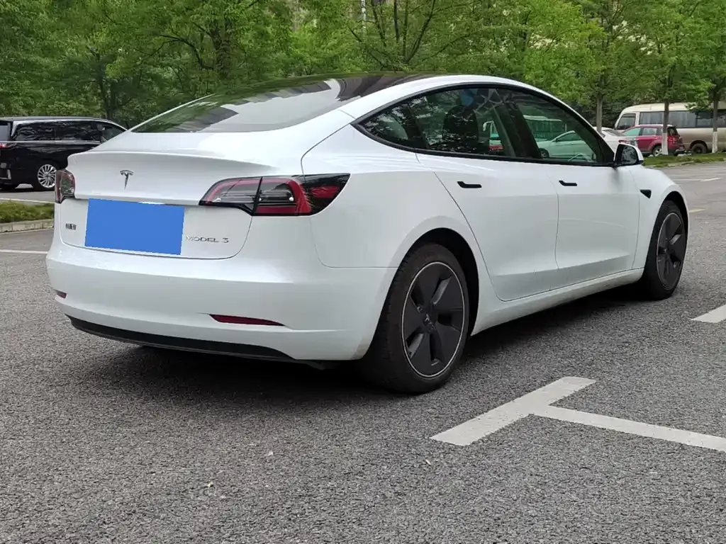 Tesla Model 3 — фото 10