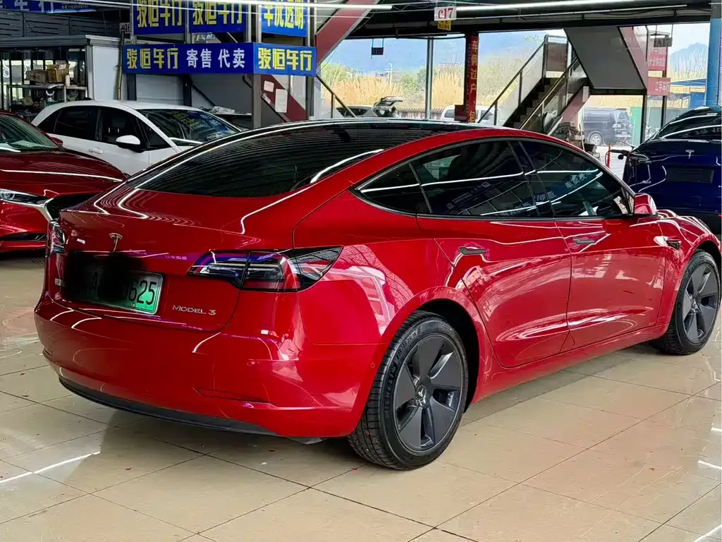 Tesla Model 3 — фото 3
