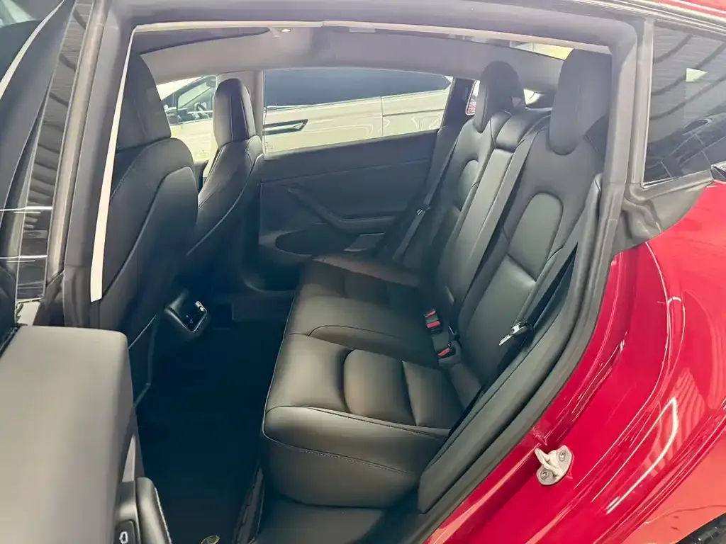 Tesla Model 3 — фото 10