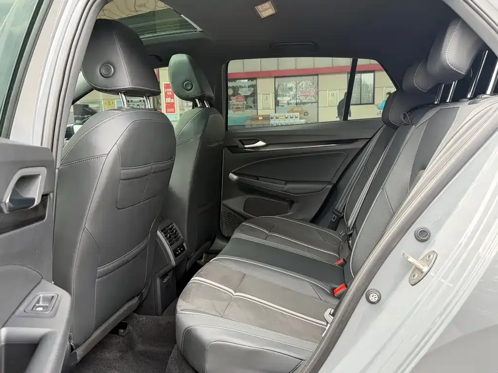 Volkswagen Golf 2023 из CN, фото 3