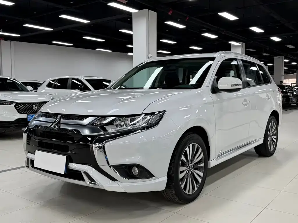 Mitsubishi Outlander — фото 1