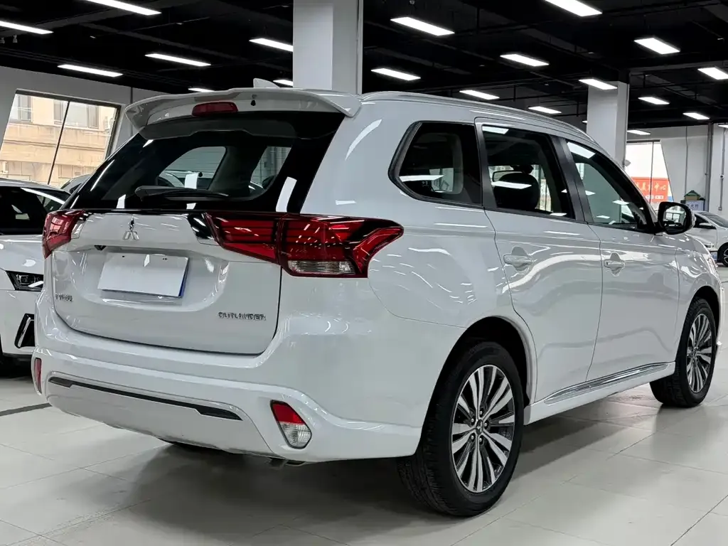 Mitsubishi Outlander — фото 4