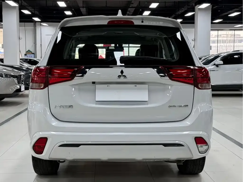 Mitsubishi Outlander — фото 8