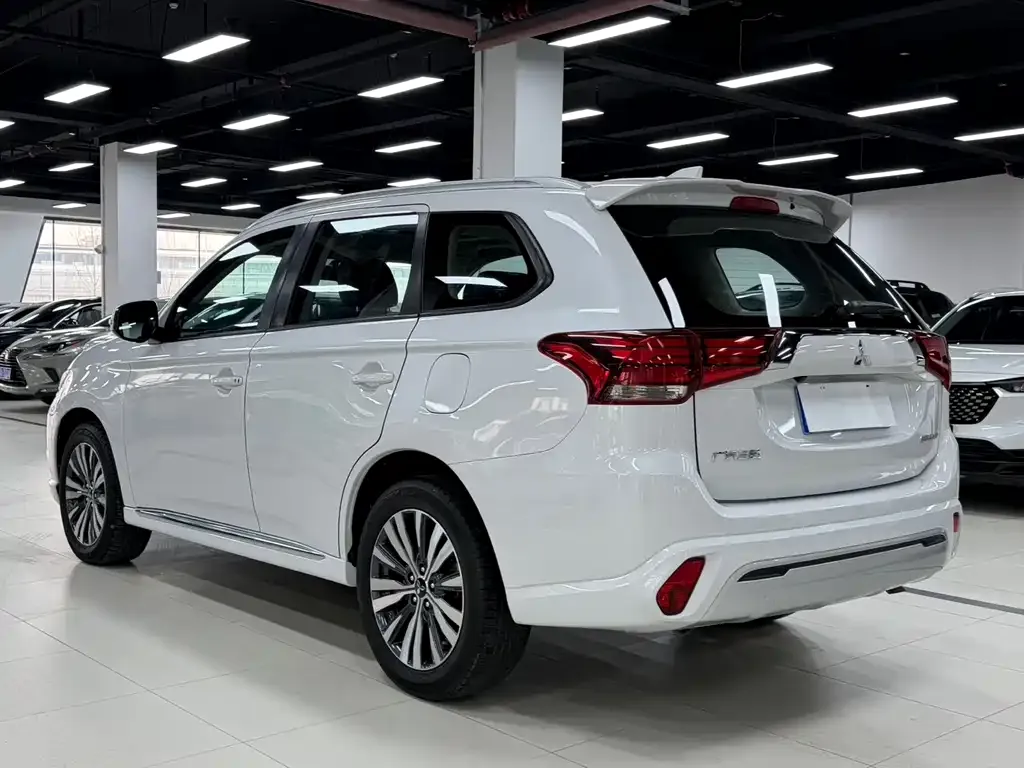 Mitsubishi Outlander — фото 7