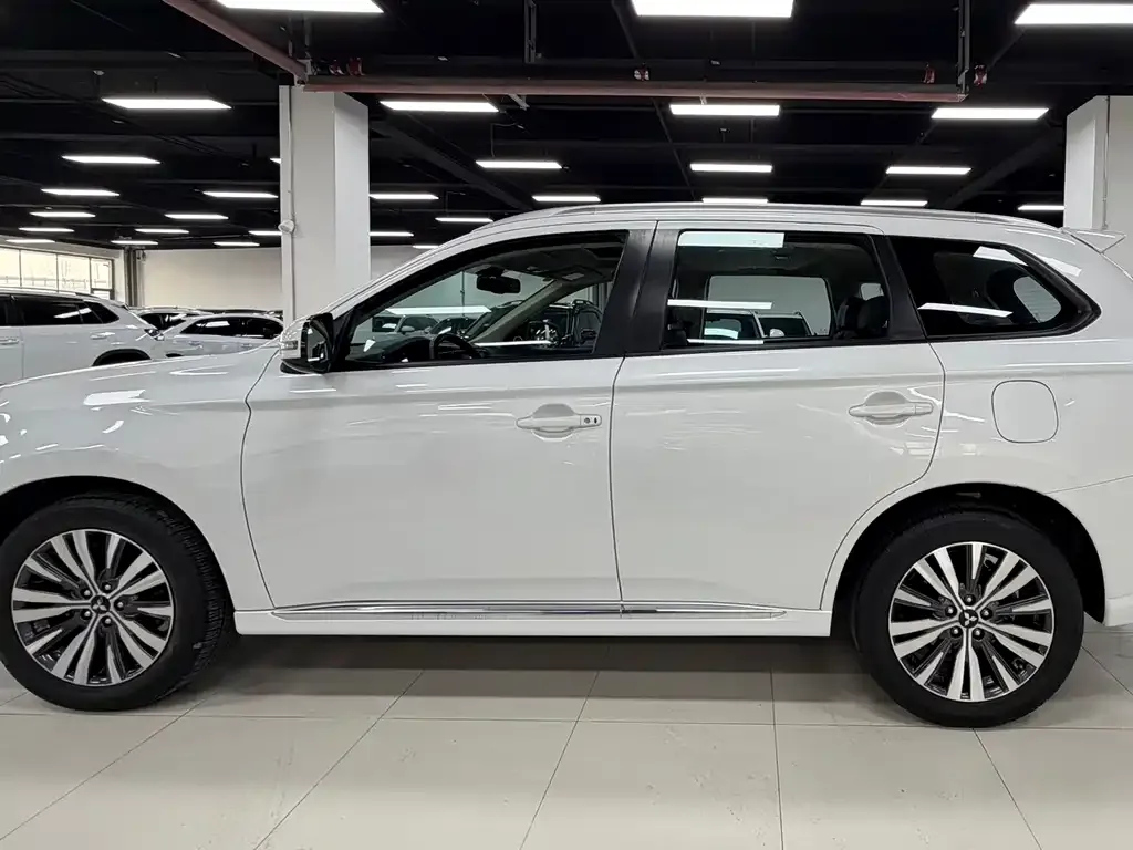 Mitsubishi Outlander — фото 10
