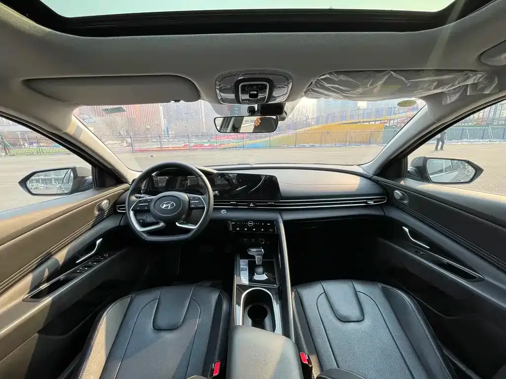 Hyundai Elantra — фото 2