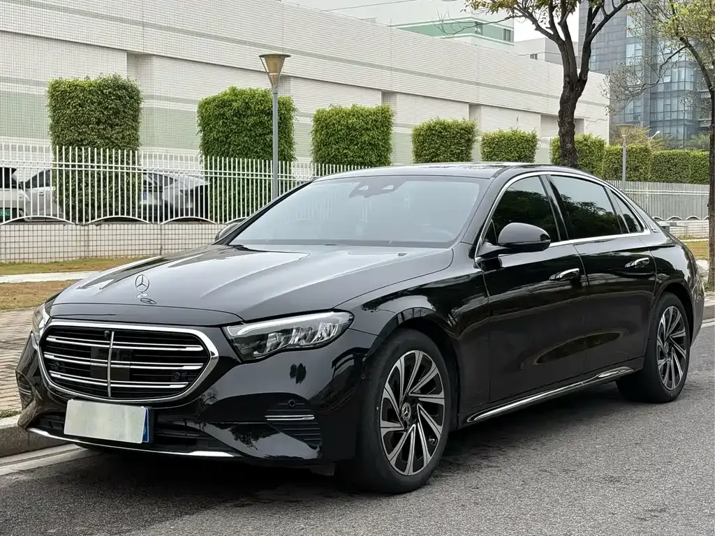 Mercedes-Benz E-Class — фото 1