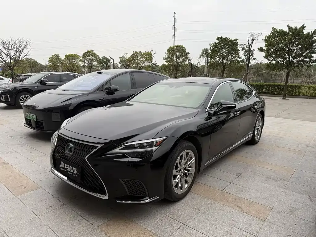Lexus LS — фото 1