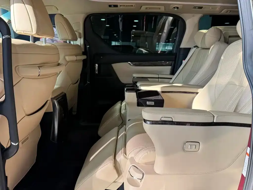 Toyota Alphard — фото 10