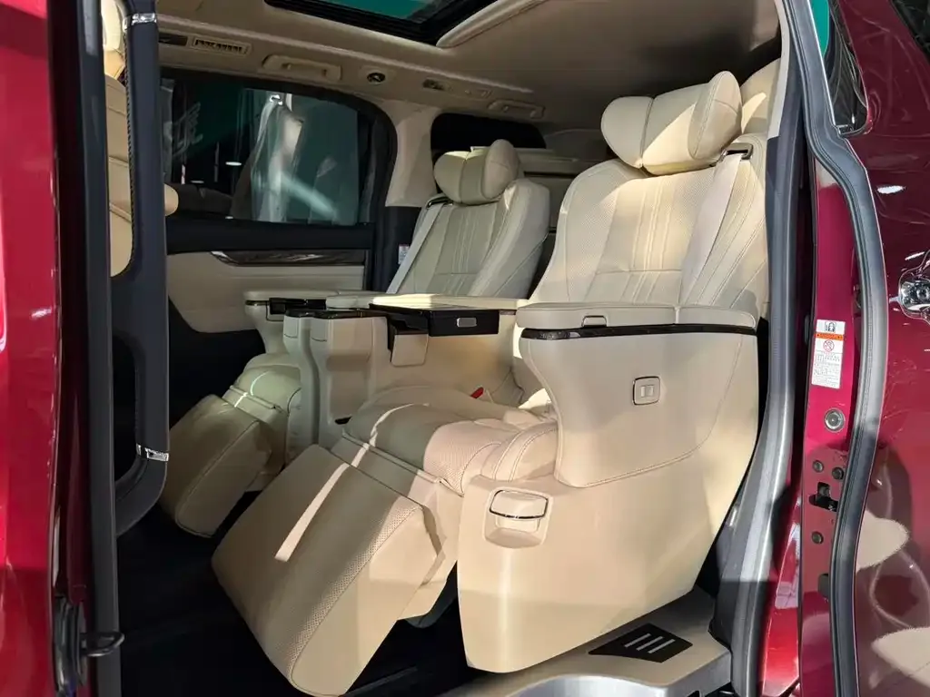 Toyota Alphard — фото 2