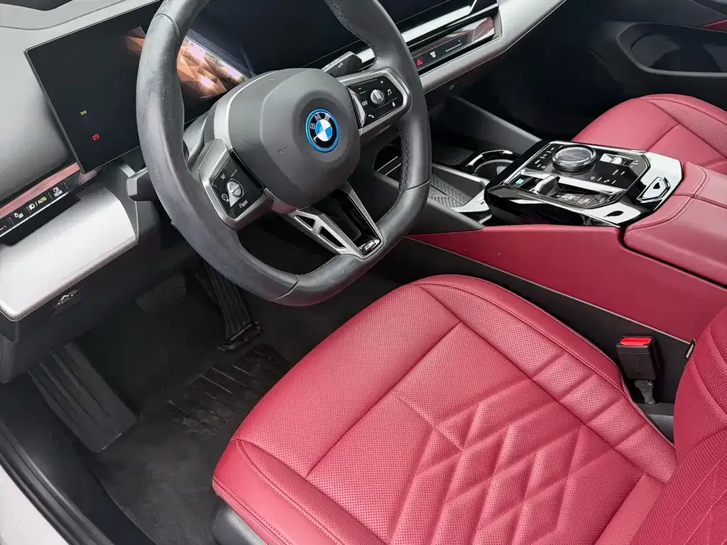 BMW 5 Series 2025 из CN, фото 2