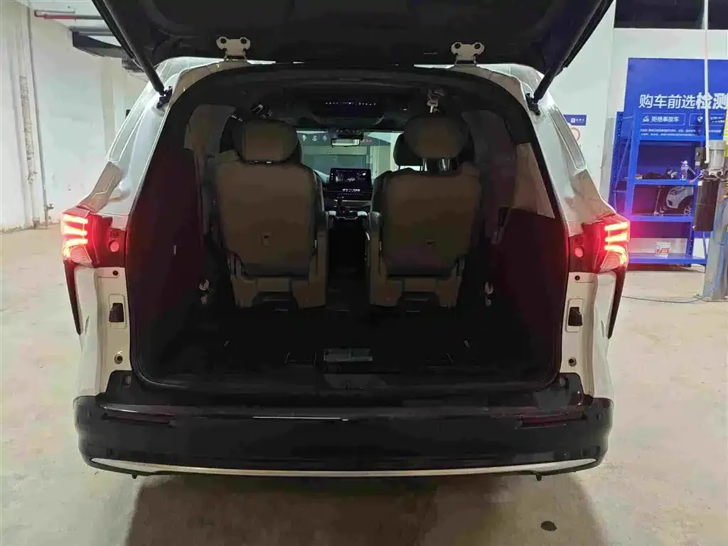 Toyota Sienna — фото 9