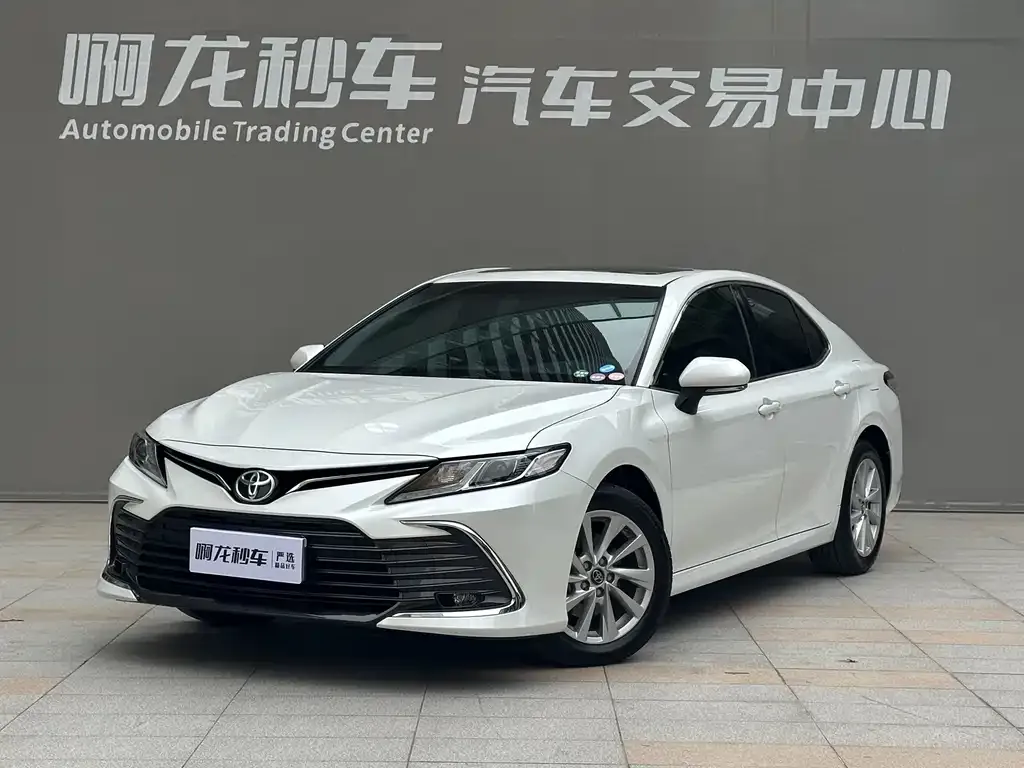 Toyota Camry — фото 1