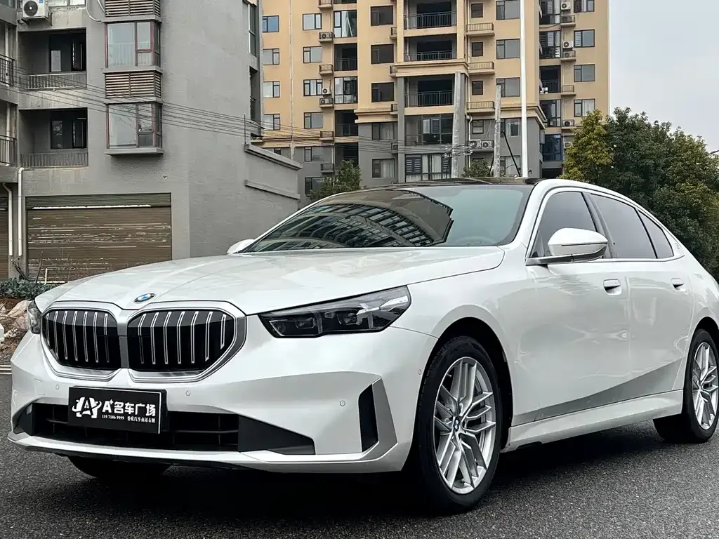 BMW 5 Series — фото 1