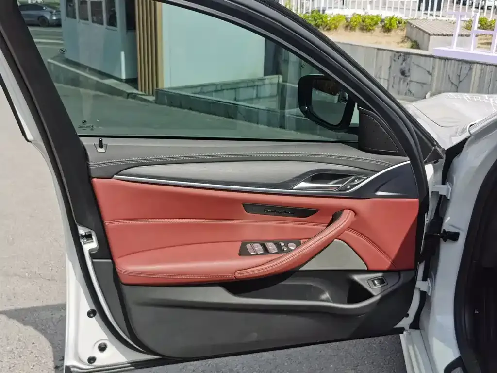 BMW 5 Series 2023 из CN, фото 9