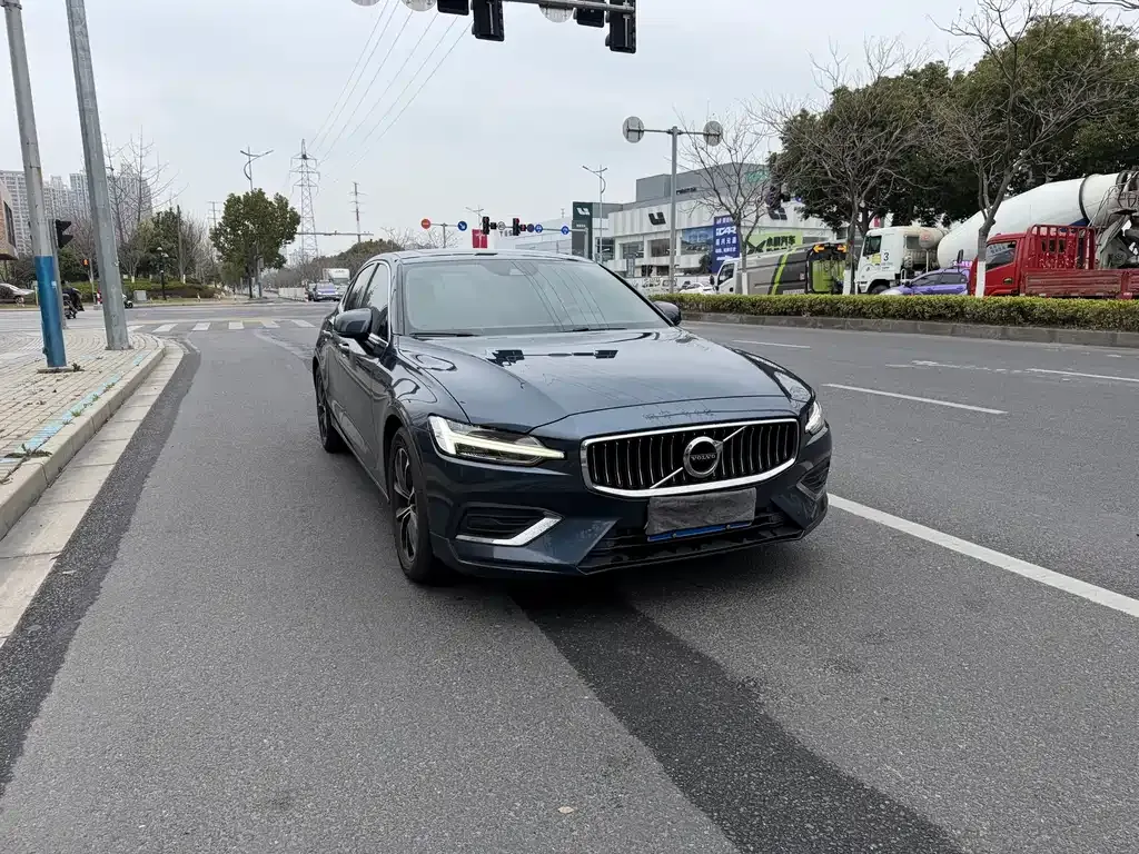 Volvo S60 — фото 1