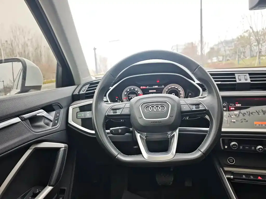 Audi Q3 — фото 10
