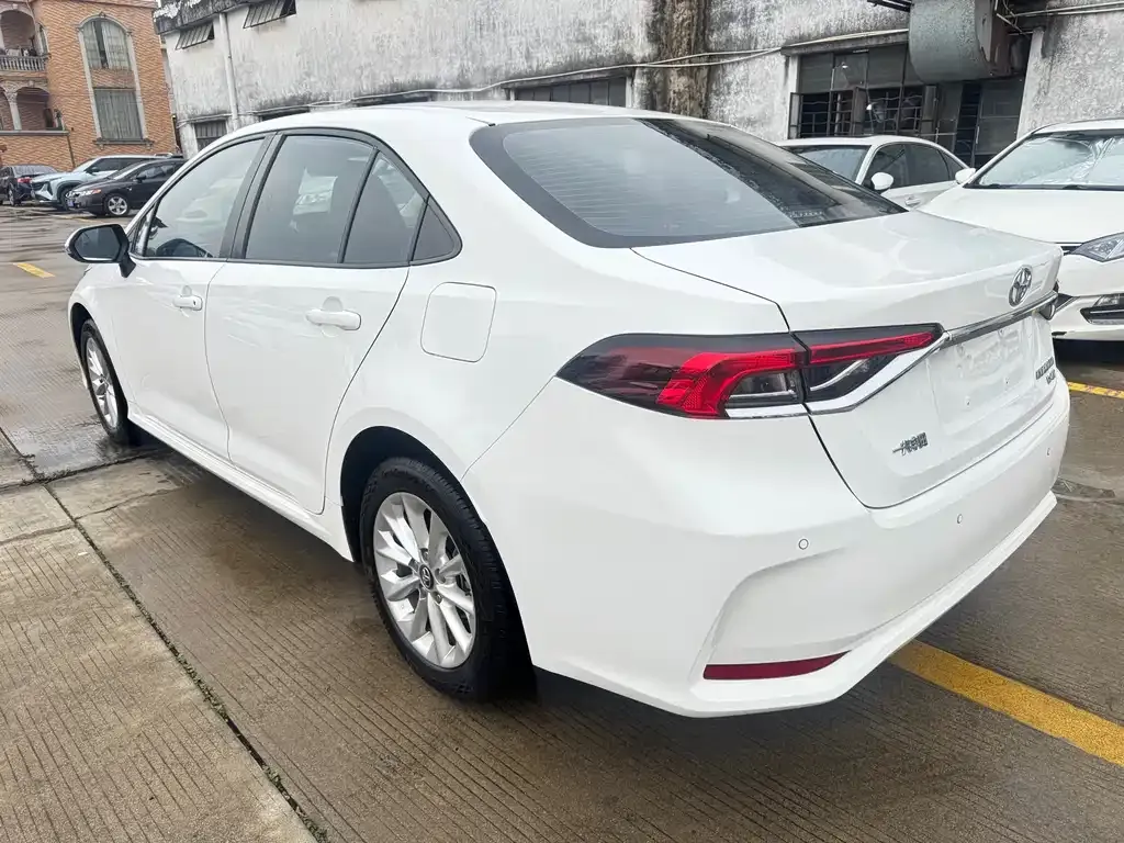 Toyota Corolla — фото 8