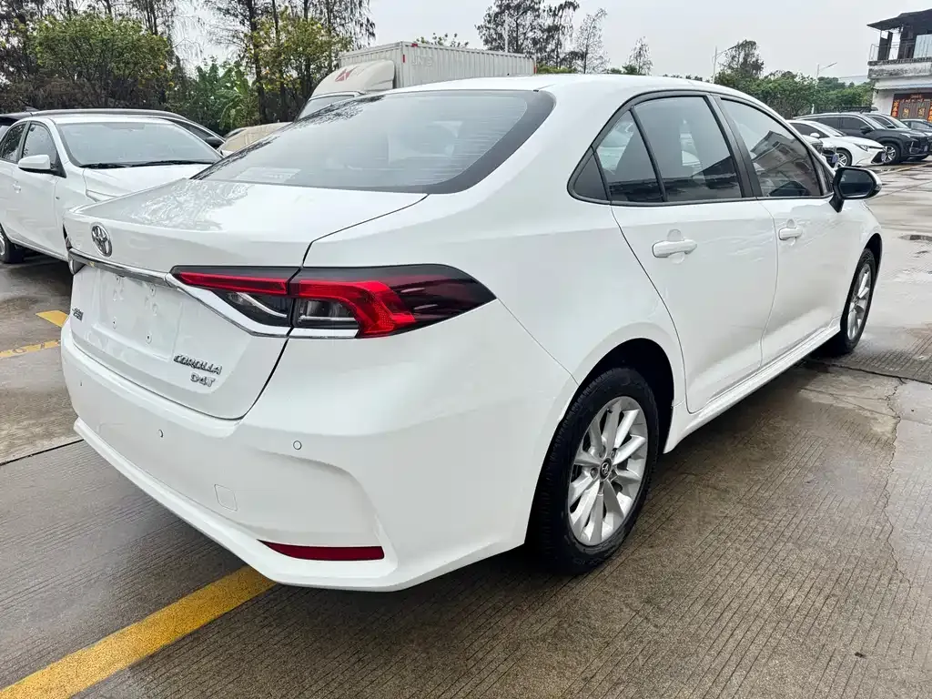 Toyota Corolla — фото 10