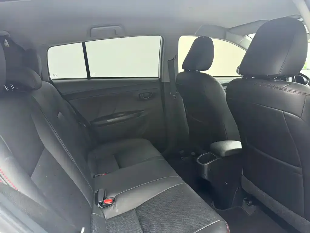 Toyota Yaris L — фото 4