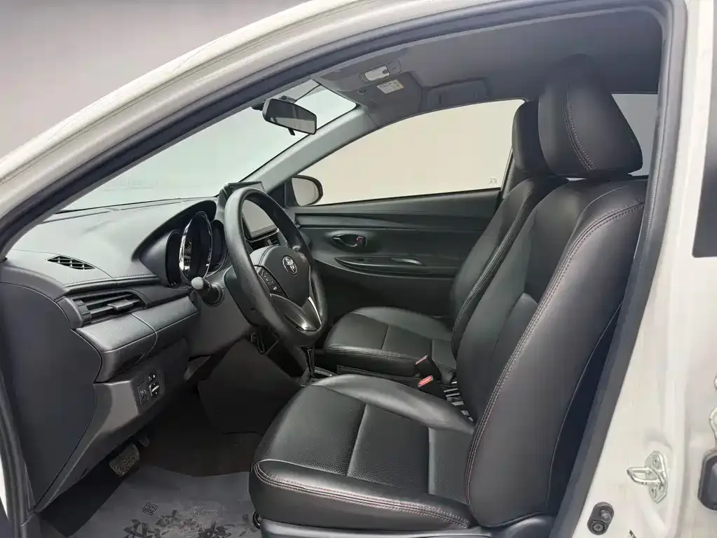 Toyota Yaris L — фото 10