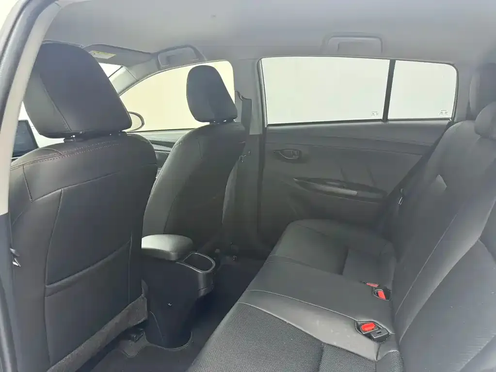Toyota Yaris L — фото 9