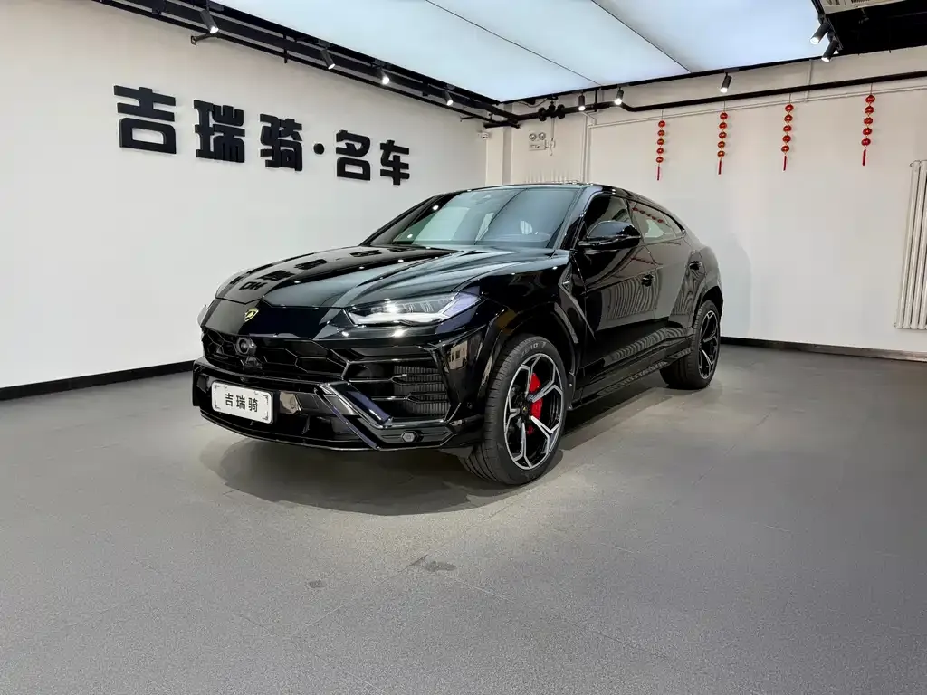 Lamborghini Urus — фото 1