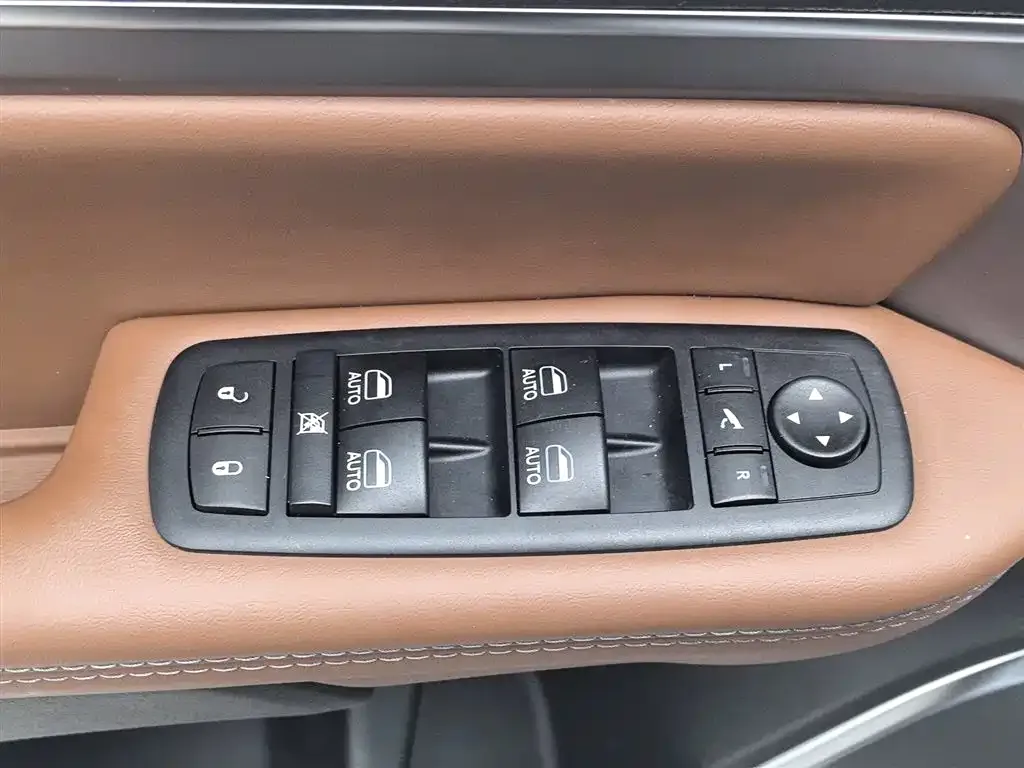 Jeep Grand Commander 2022 из CN, фото 10
