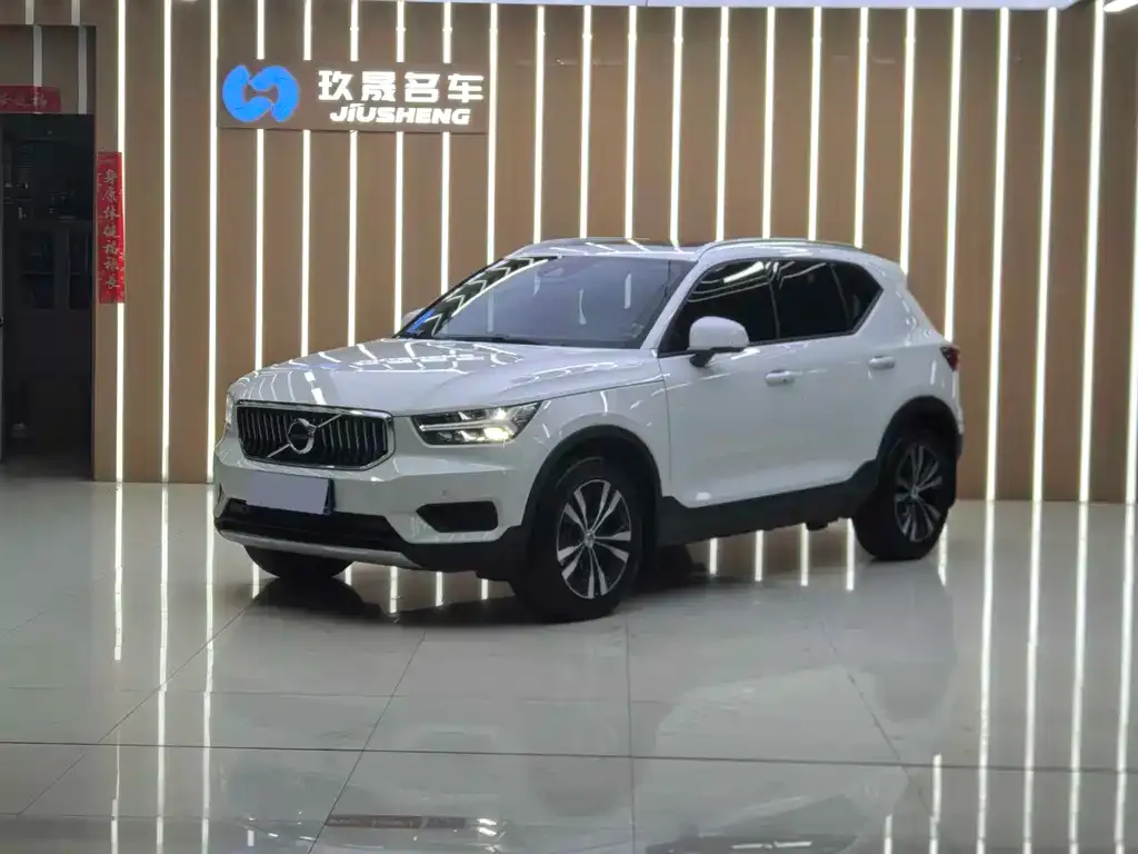 Volvo XC40 — фото 1