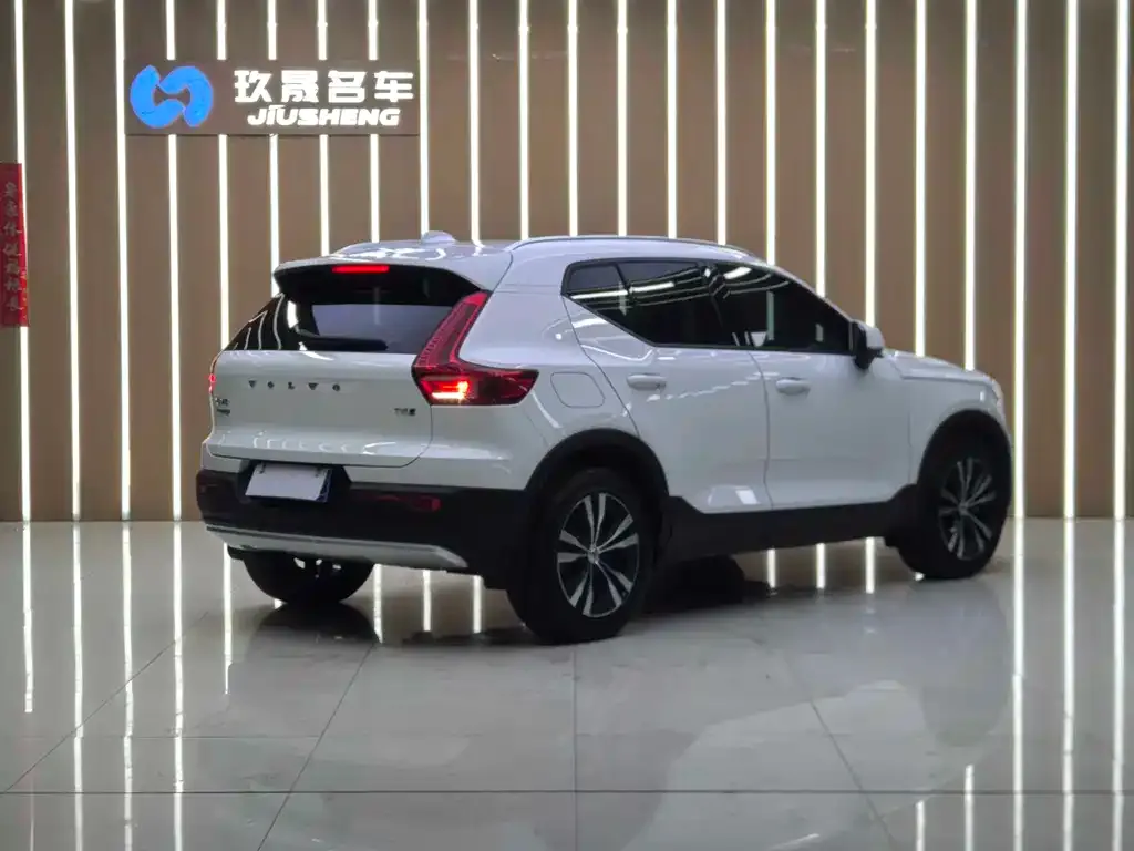 Volvo XC40 — фото 2