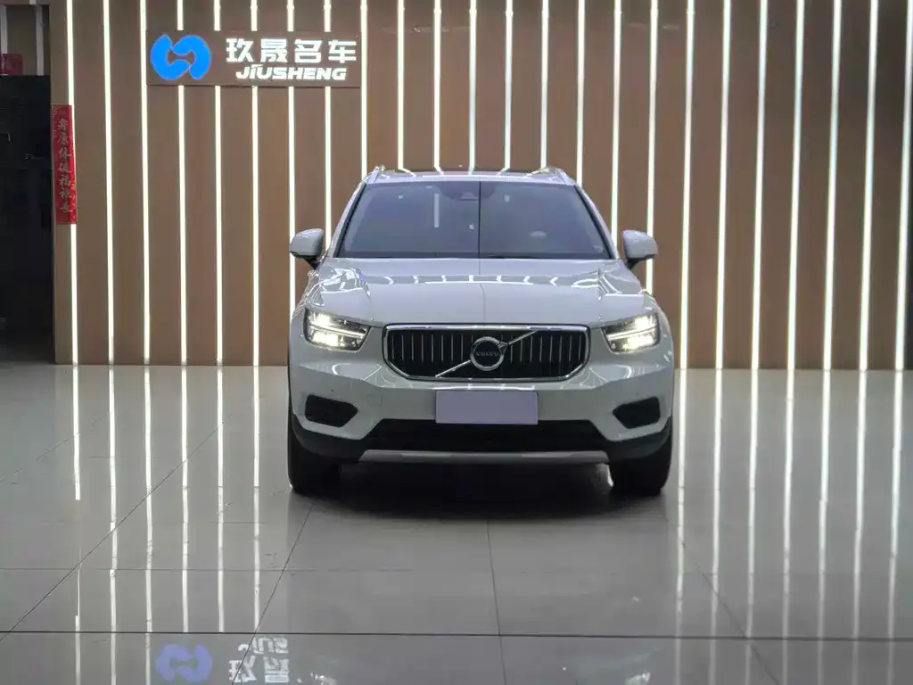 Volvo XC40 — фото 4