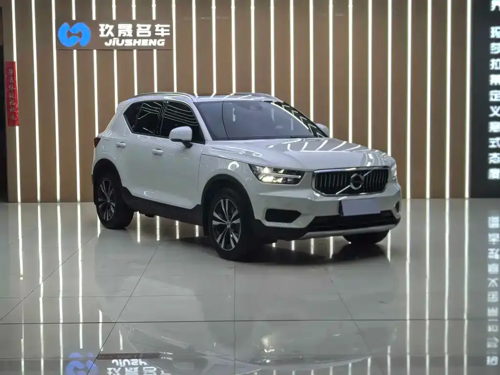 Volvo XC40 — фото 3