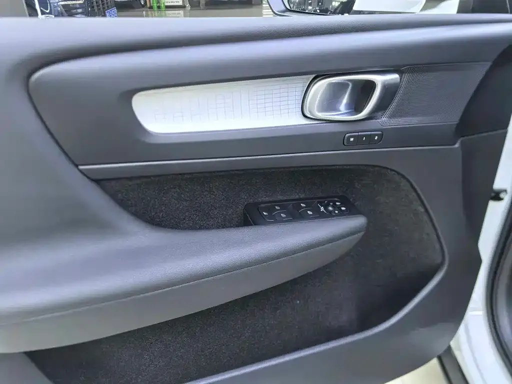 Volvo XC40 — фото 10