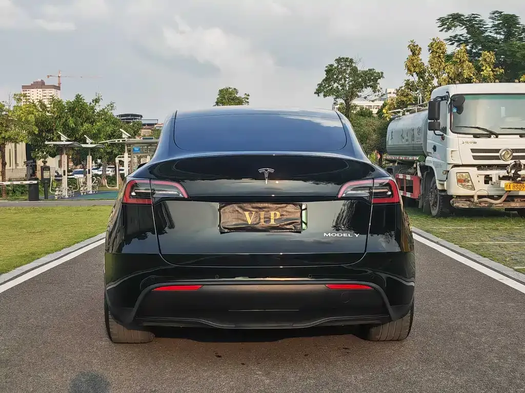 Tesla Model Y — фото 9
