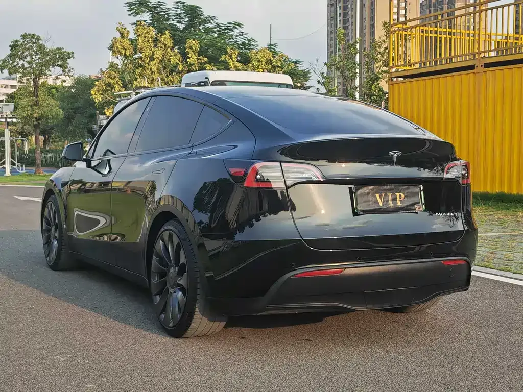 Tesla Model Y — фото 7