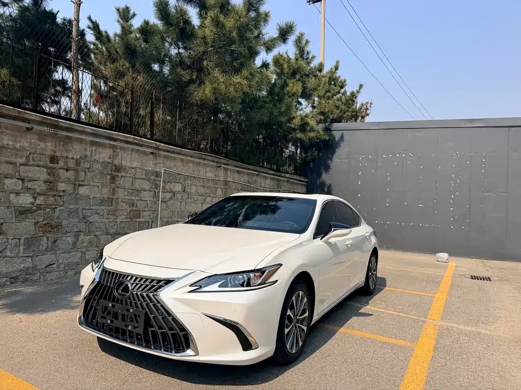 Lexus ES — фото 1