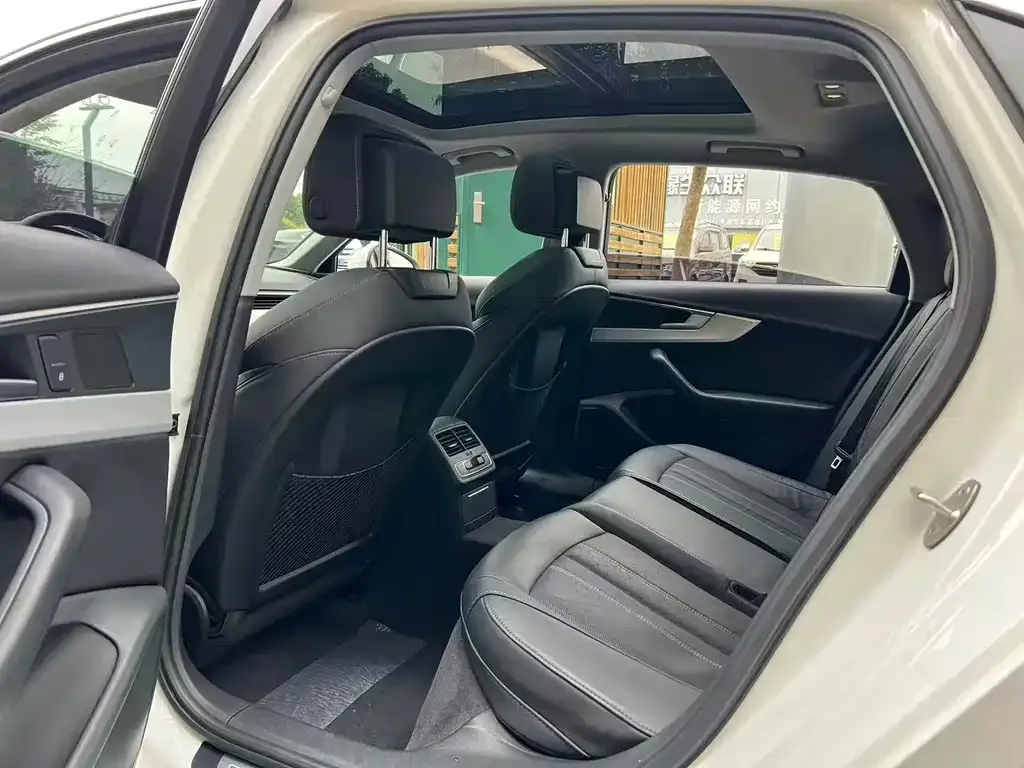 Audi A4L 2021 из CN, фото 4