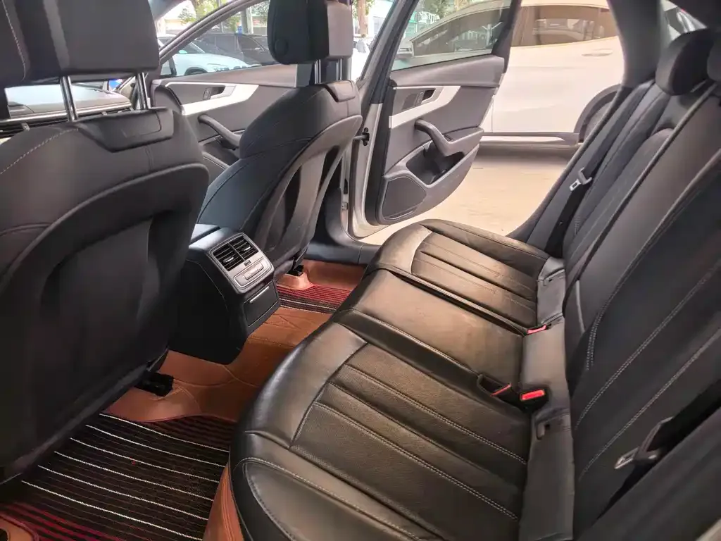 Audi A4L 2021 из CN, фото 2