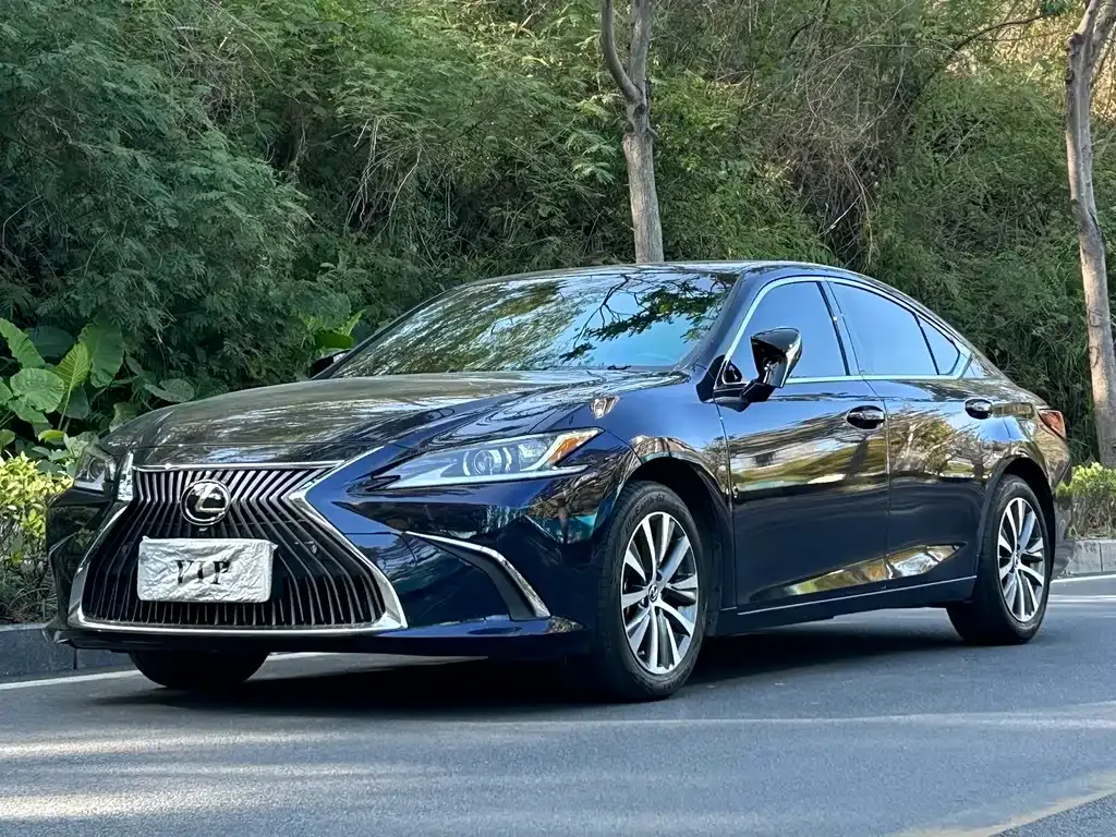 Lexus ES — фото 1