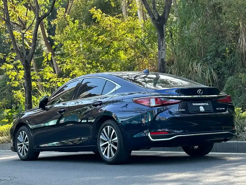 Lexus ES — фото 8
